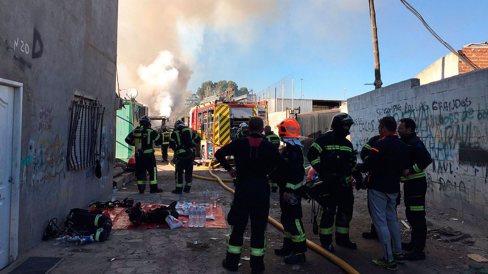 Desalojan a 20 familias por un incendio en una vivienda en la Cañada Real de Madrid