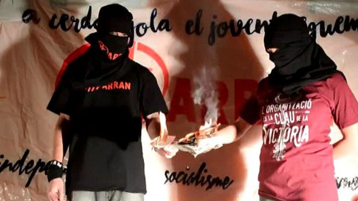 Informativo 24h - Dos jóvenes de Arran queman la Constitución