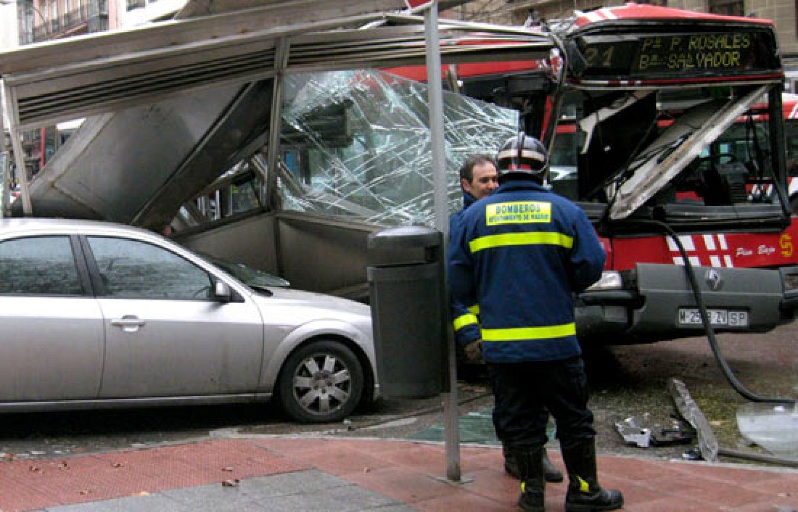Tres heridos en un autobús que ha derribado la marquesina de un garaje | Ver