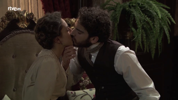 Acacias 38 - Diego besa a Olga