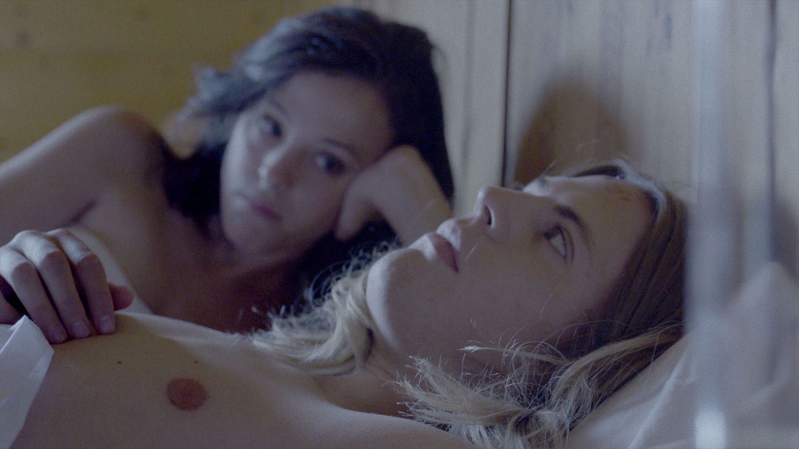 Tras su noche de pasión, Juan y Lidia se despiertan en la cama de la casa rural, pero de día el panorama es muy distinto...Para saber cómo sigue no te pierdas este lunes a las 21:00 horas el capítulo 5 de Inhibidos en Playz.