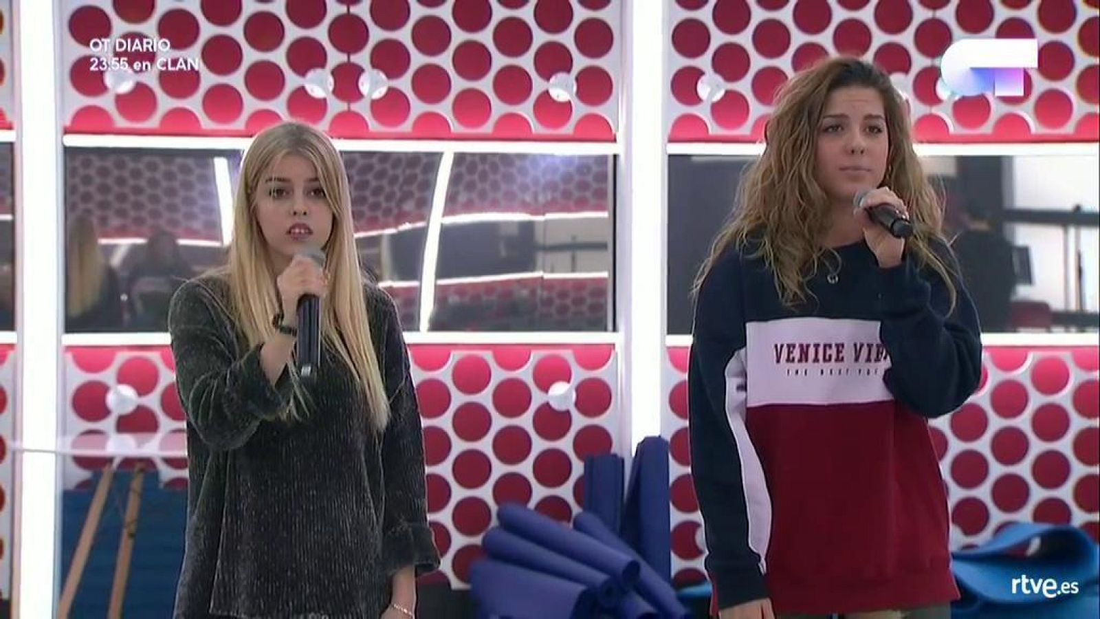 Operación Triunfo - Nerea y Miriam cantan 'Cómo hablar' en el primer pase de micros