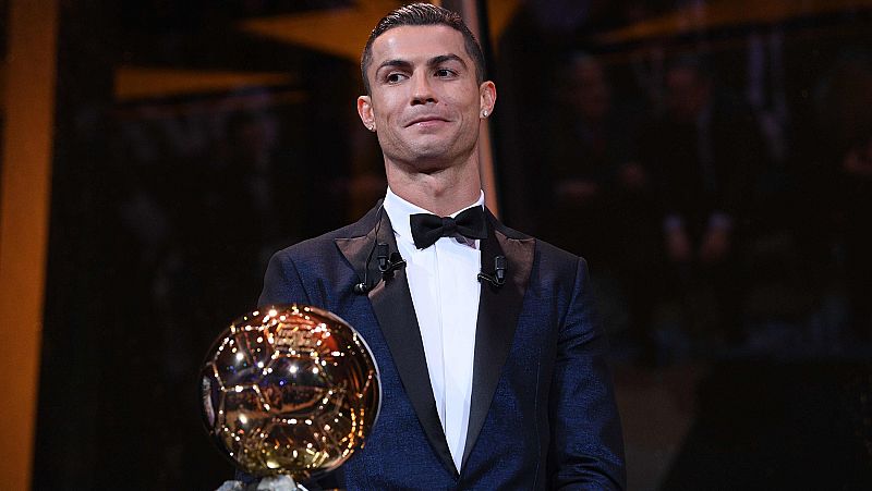 Ronaldo recibe su quinto Balón de Oro