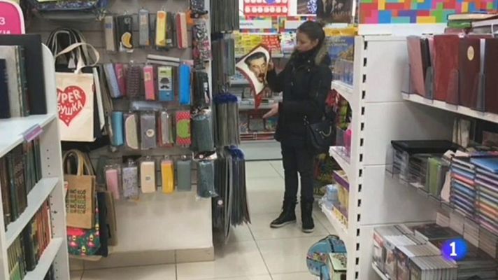 Telediario 1 - Polémica en Rusia por la publicación de un calendario dedicado a Stalin