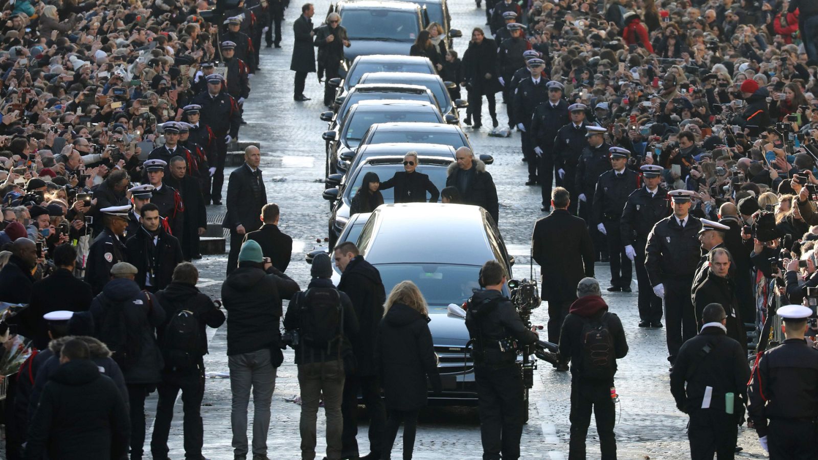 Multitudinaria despedida a Johnny Hallyday en París