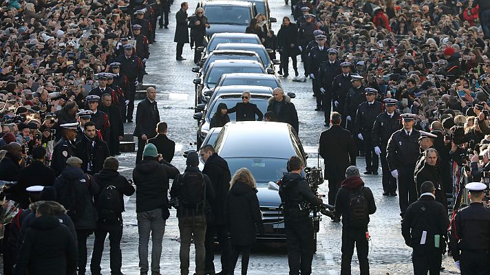 Telediario 1 - Multitudinaria despedida a Johnny Hallyday en París