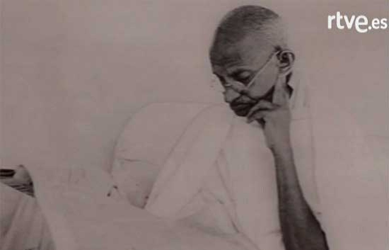 Salen a subasta las gafas, el reloj y las sandalias de Gandhi | Ver