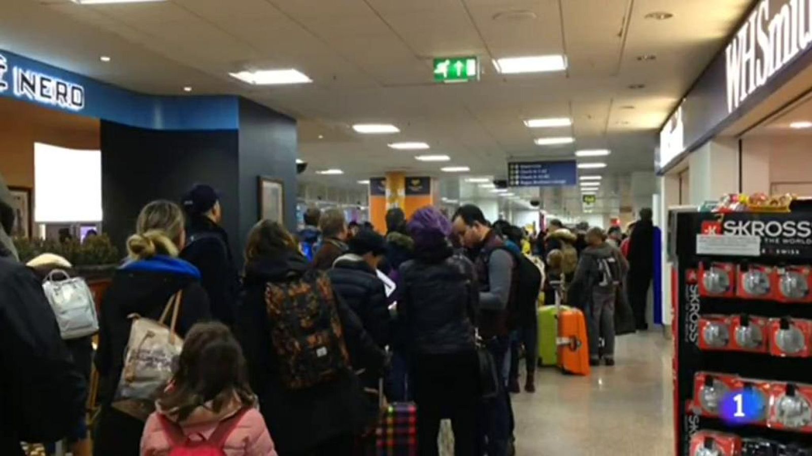 Cientos de pasajeros han quedado bloqueados durante horas en los aeropuertos sin poder viajar
