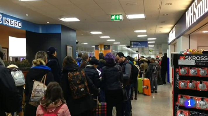 Telediario 1 - Cientos de pasajeros han quedado bloqueados durante horas en los aeropuertos sin poder viajar