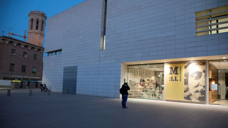 Un gran dispositivo policial acordona el recinto para posibilitar el traslado de las obras de Sijena