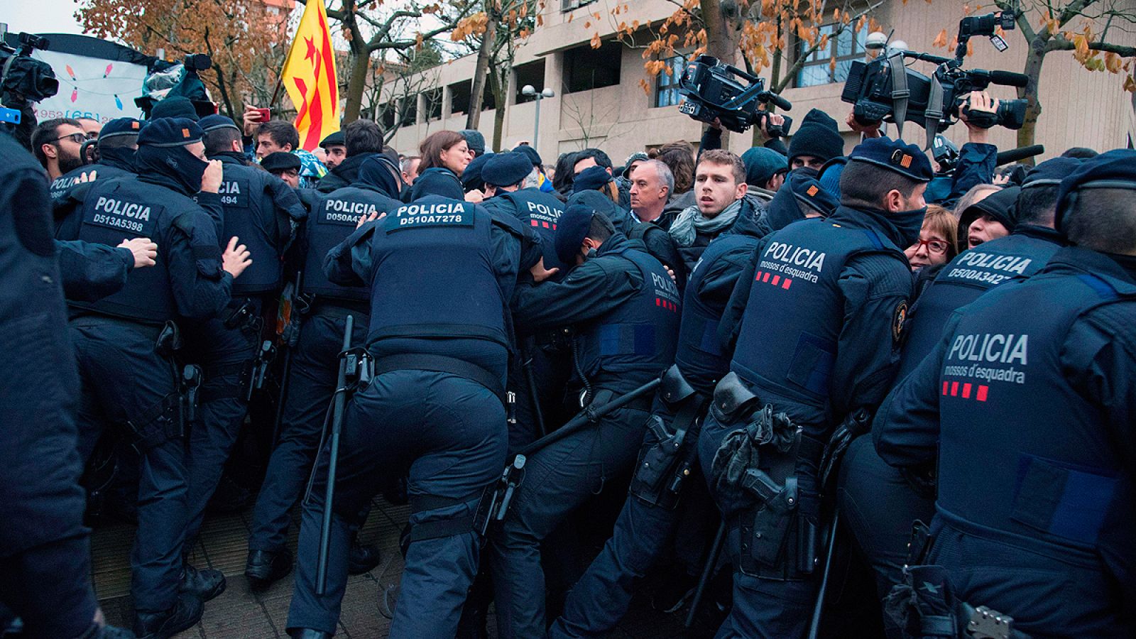 Un centenar de personas protesta por el traslado de Sijena y son desalojados por la fuerza por los Mossos - Informativo 24h | Ver