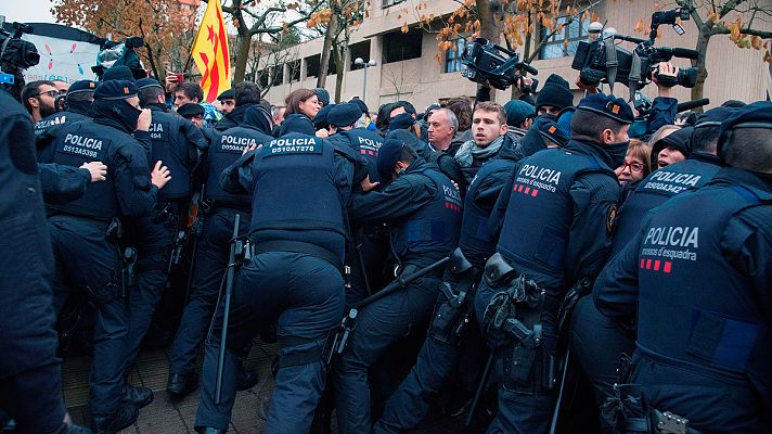 Informativo 24h - Un centenar de personas protesta por el traslado de Sijena y son desalojados por la fuerza por los Mossos