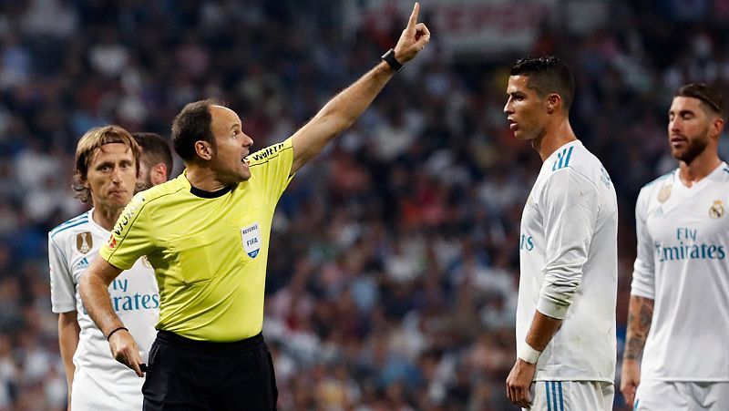 La FIFA ha recordado al Real Madrid que, por normativa, una sanción por tarjeta roja en el Mundialito se tendría que cumplir en el siguiente partido oficial. Es decir, que si algún madridista es expulsado en la final de Abu Dabi, se perdería el Clási