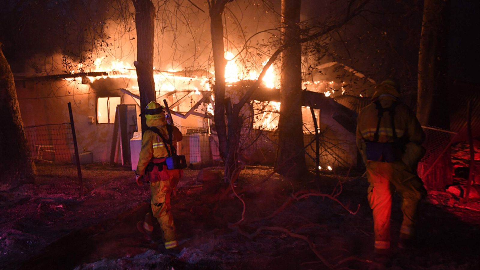 Los incendios de California arrasan más de 90.000 hectáreas y obligan a evacuar a casi 100.000 personas