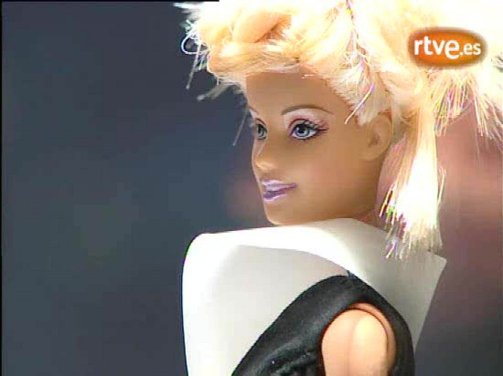 Barbie cumple 45 años vestida por grandes diseñadores - Programas y Concursos en el Archivo de RTVE | Ver