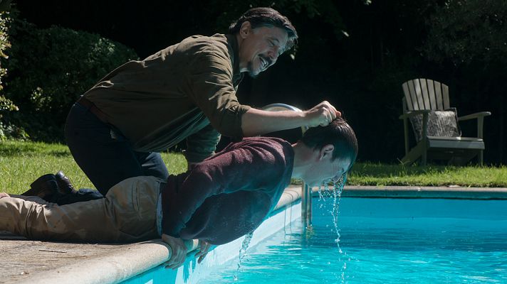 Traición - Julián amenaza a Sergio meti��ndole la cabeza en la piscina