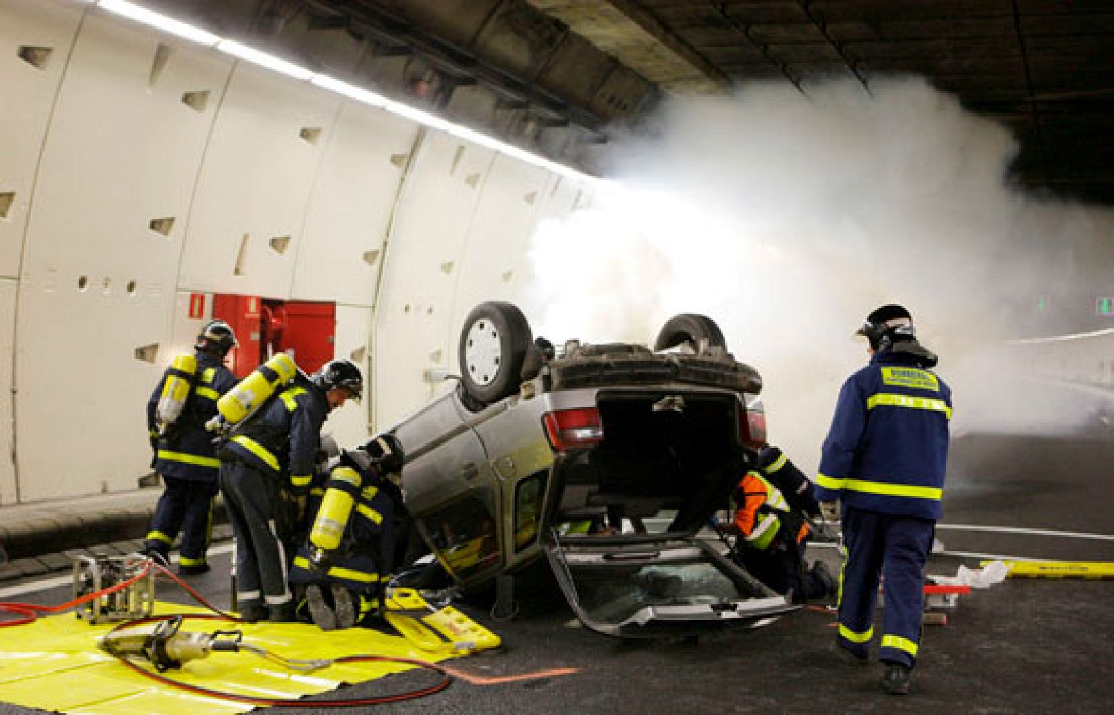 Simulacro en el tramo más complejo de los túneles de la M-30, en Madrid, con bomberos y Samur | Ver