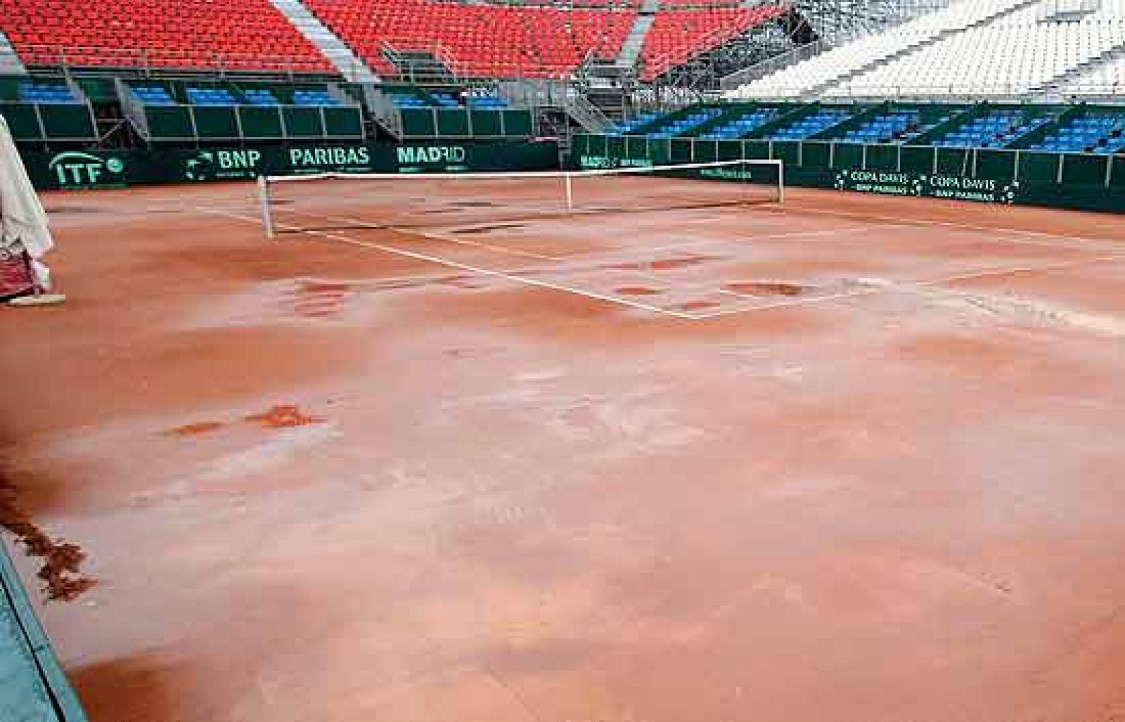 La lluvia ha dejado de caer sobre Benidorm y ahora el equipo español de la Davis necesita recuperar el tiempo perdido. Tommy Robredo y David Ferrer han empleado el día en entrenarse a fondo.