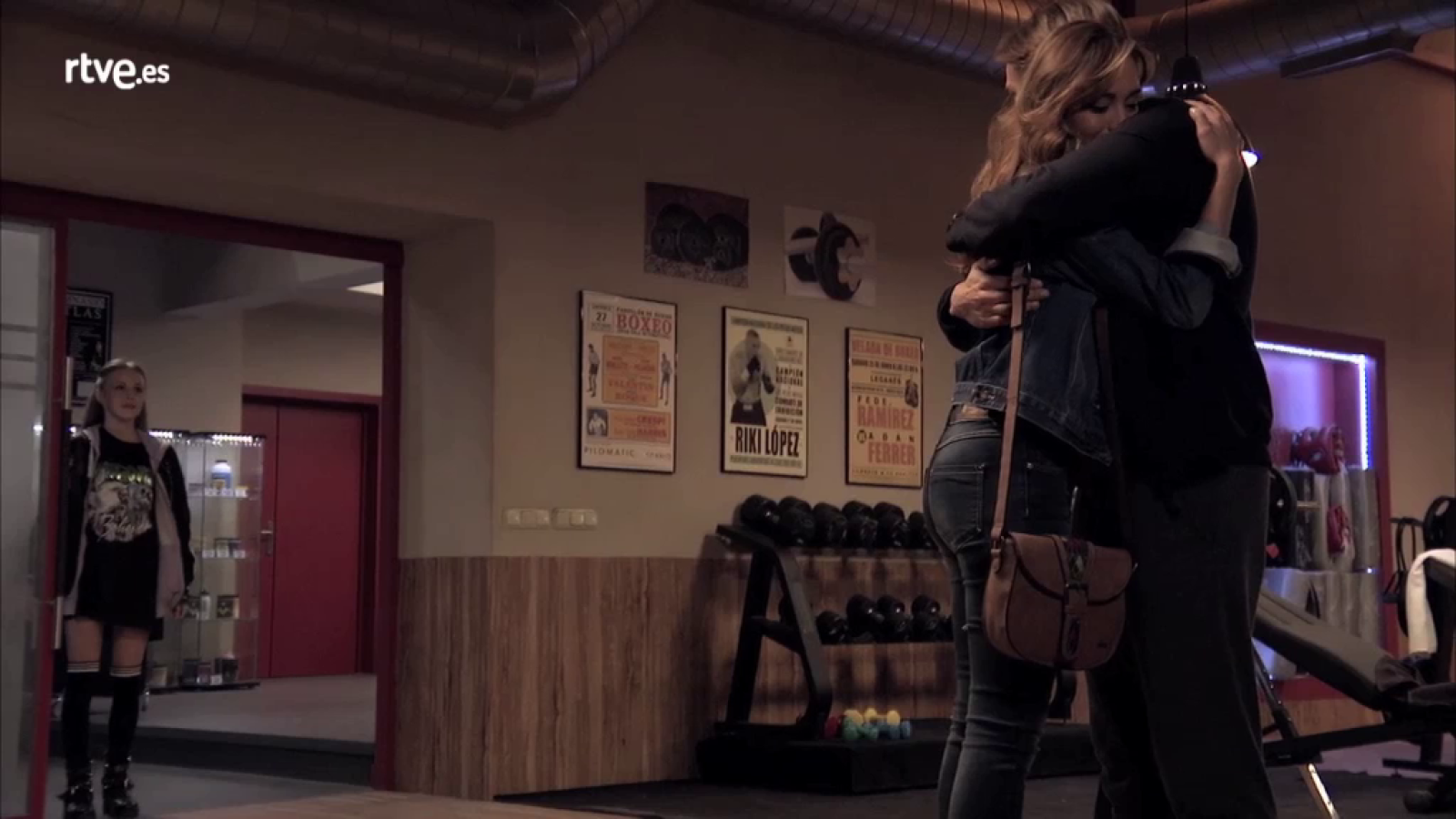 Servir y proteger - Olga ve a Quico abrazando a Pilar