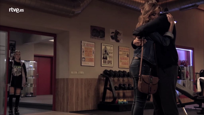 Servir y proteger - Olga ve a Quico abrazando a Pilar