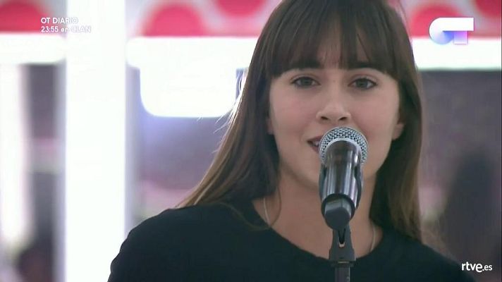 OT 2017 - Aitana canta 'Chasing Pavements' en el primer pase de micros