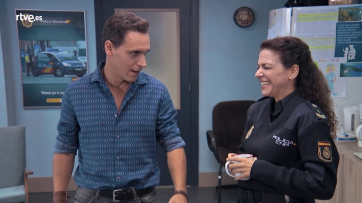 Servir y proteger - Hugo Ferrer tontea con Espe