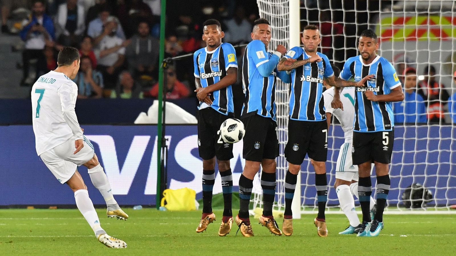 Cristiano adelanta al Madrid con un gol de falta