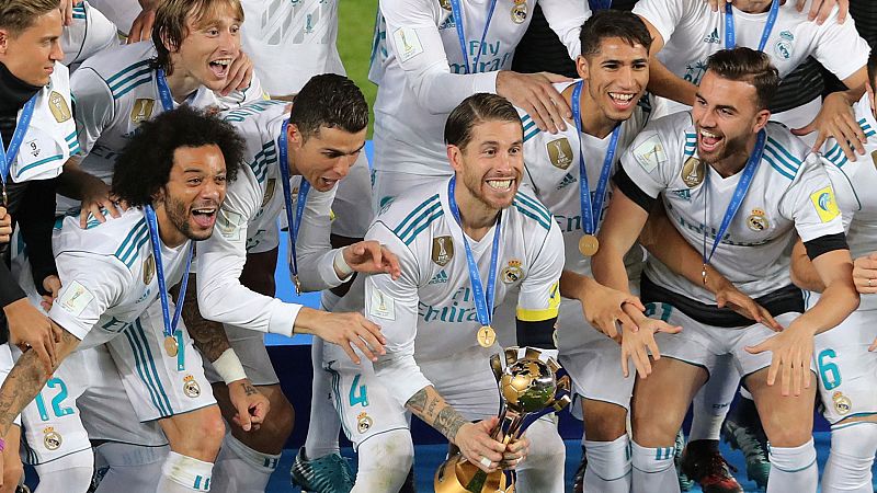 El Real Madrid recibe el trofeo de campeón del Mundial de Clubes 2017