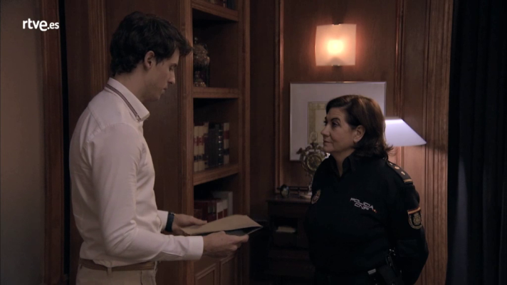 Servir y proteger - Miralles descubre que Sergio estudió con la hermana de Elena