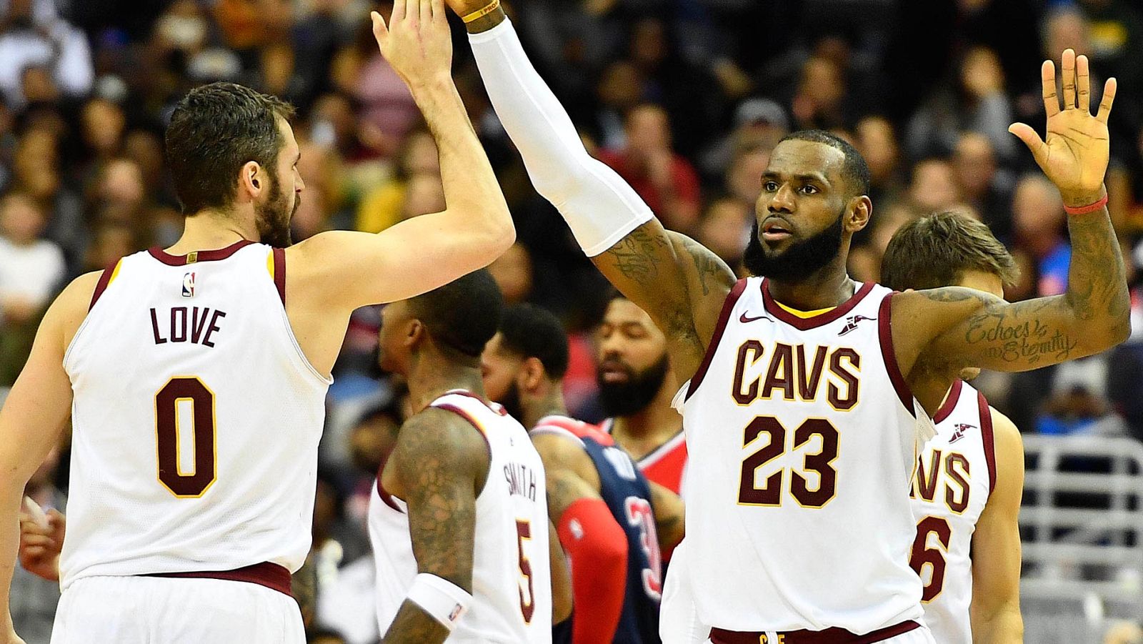 LeBron James supera a Larry Bird en 'triples dobles' | Ver