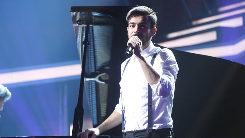 Operaci�n Triunfo - Agoney canta en franc�s 'Je suis venu te dire' en la Gala 8 de OT