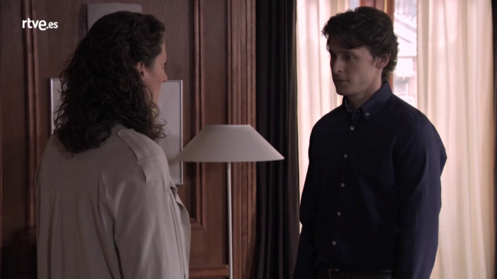 Servir y proteger - Maite ve la pistola de Sergio