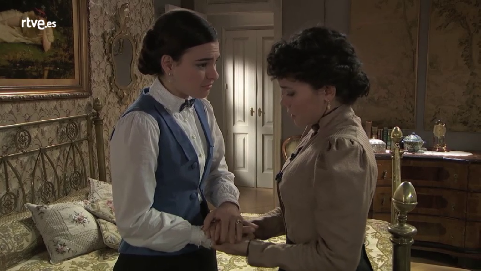 Acacias 38 - Leonor cuenta a Blanca la situación de Diego