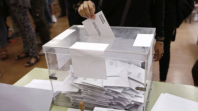 M�s de cinco millones y medio de catalanes tienen derecho a voto en las elecciones auton�micas de este jueves 21 de diciembre. 17.000 agentes velar�n por la seguridad de los comicios, en los 2.600 colegios habilitados para votar.