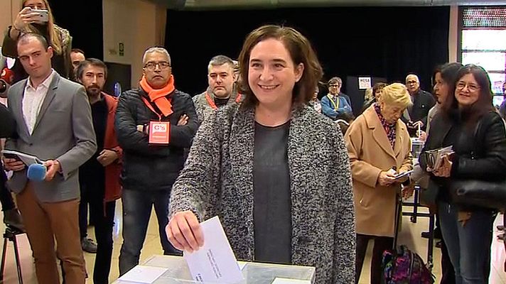 Los desayunos - Video de la alcaldesa de Barcelona, Ada Colau, votando en el Centre Civic La Sedeta en las elecciones en Cataluña