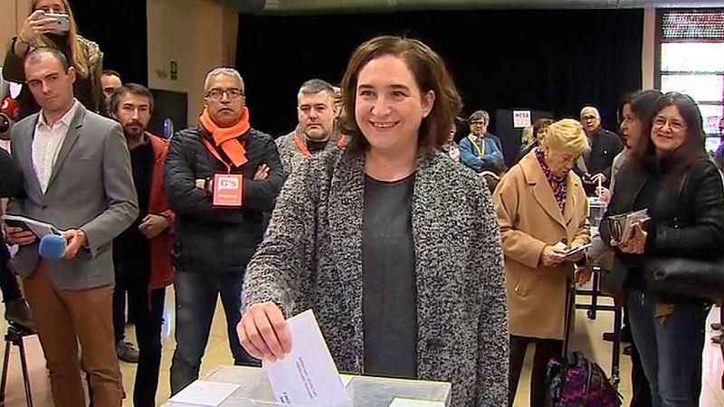 V�deo de la alcaldesa de Barcelona, Ada Colau, votando en el Centre Civic La Sedeta en las elecciones en Catalu�a | Ver