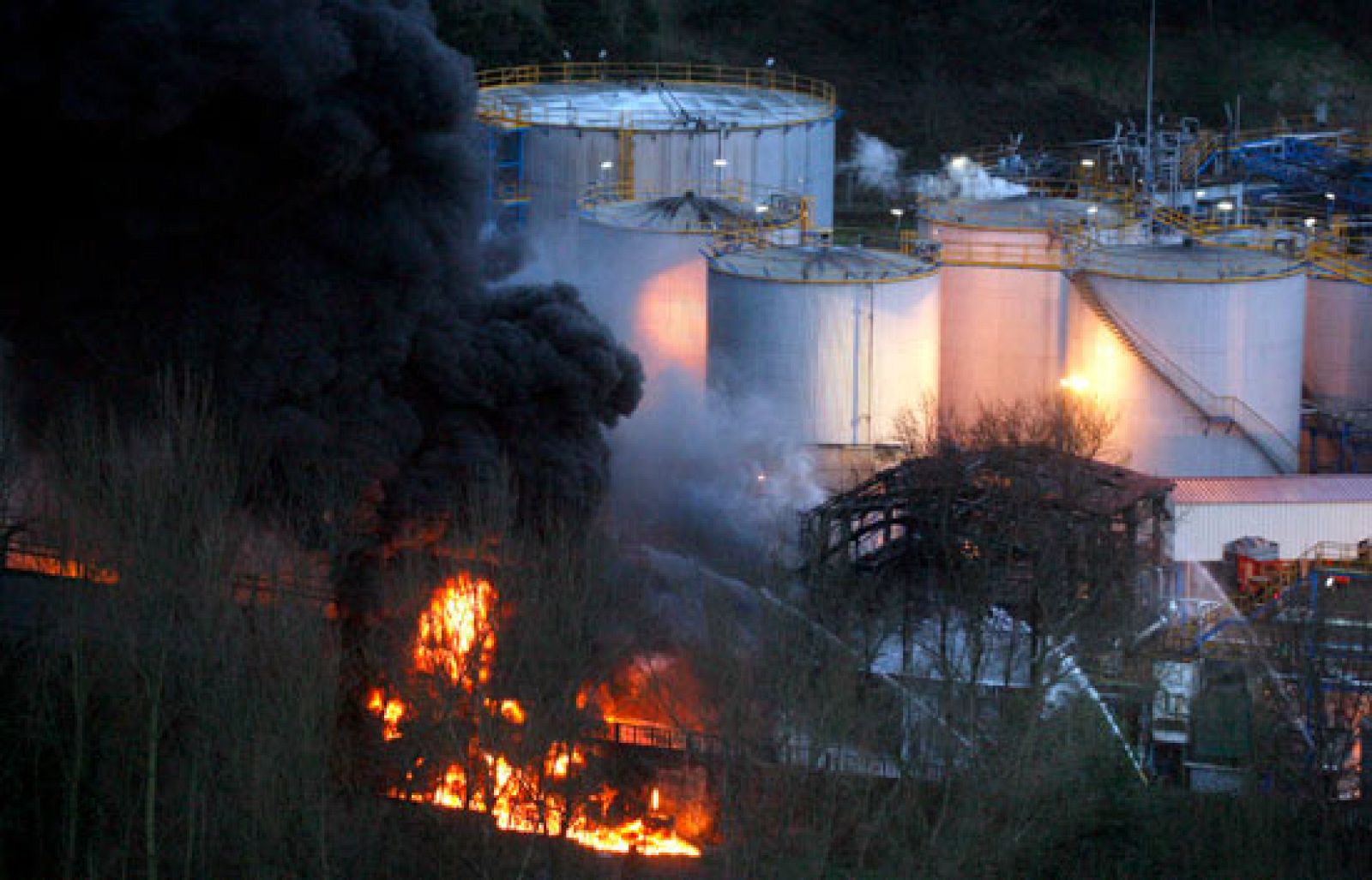Un incendio en una empresa química genera una gran nube tóxica | Ver