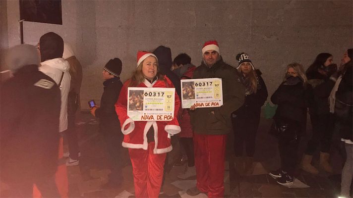 Lotería de Navidad - Colas y ambiente festivo a las puertas del Teatro Real antes del Sorteo