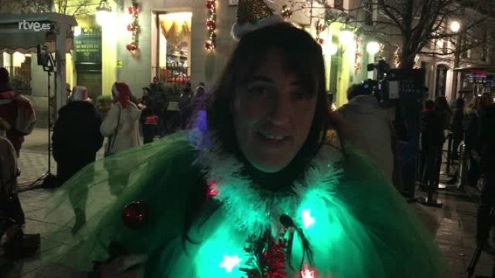 Lotería de Navidad - Horas esperando a las puertas del Teatro Real para acudir al sorteo de Lotería de Navidad