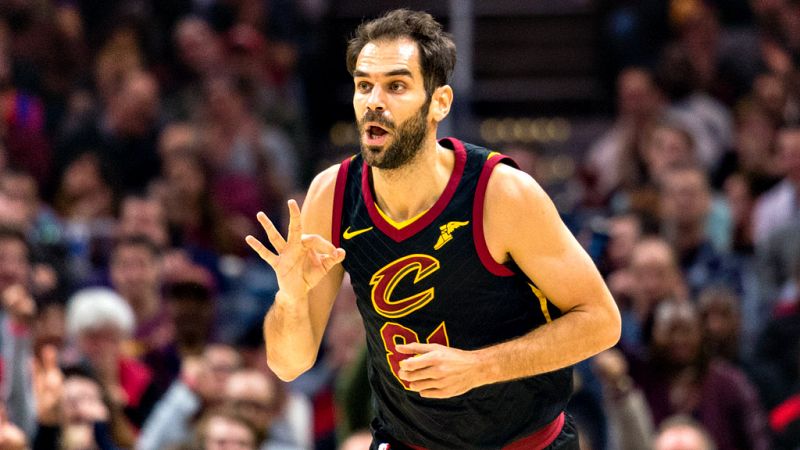 El alero LeBron James aportó 34 puntos y encabezó el ataque de los Cavaliers de Cleveland que se impusieron por 115-112 a los Bulls de Chicago. James anotó 11 puntos en el cuarto periodo y encestó dos tiros de personal a falta de 11.1 segundos para e
