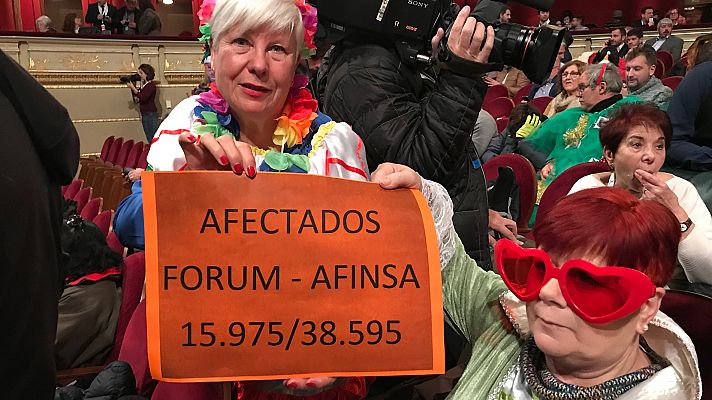 Lotería de Navidad - Afectados de Forum-Afinsa acuden al Teatro Real en busca del 'Gordo'