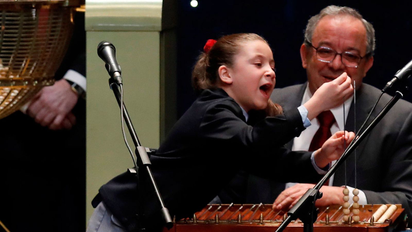 Aya y su aplaudido canto de los "miiiiiiiiil euros" en el Teatro Real