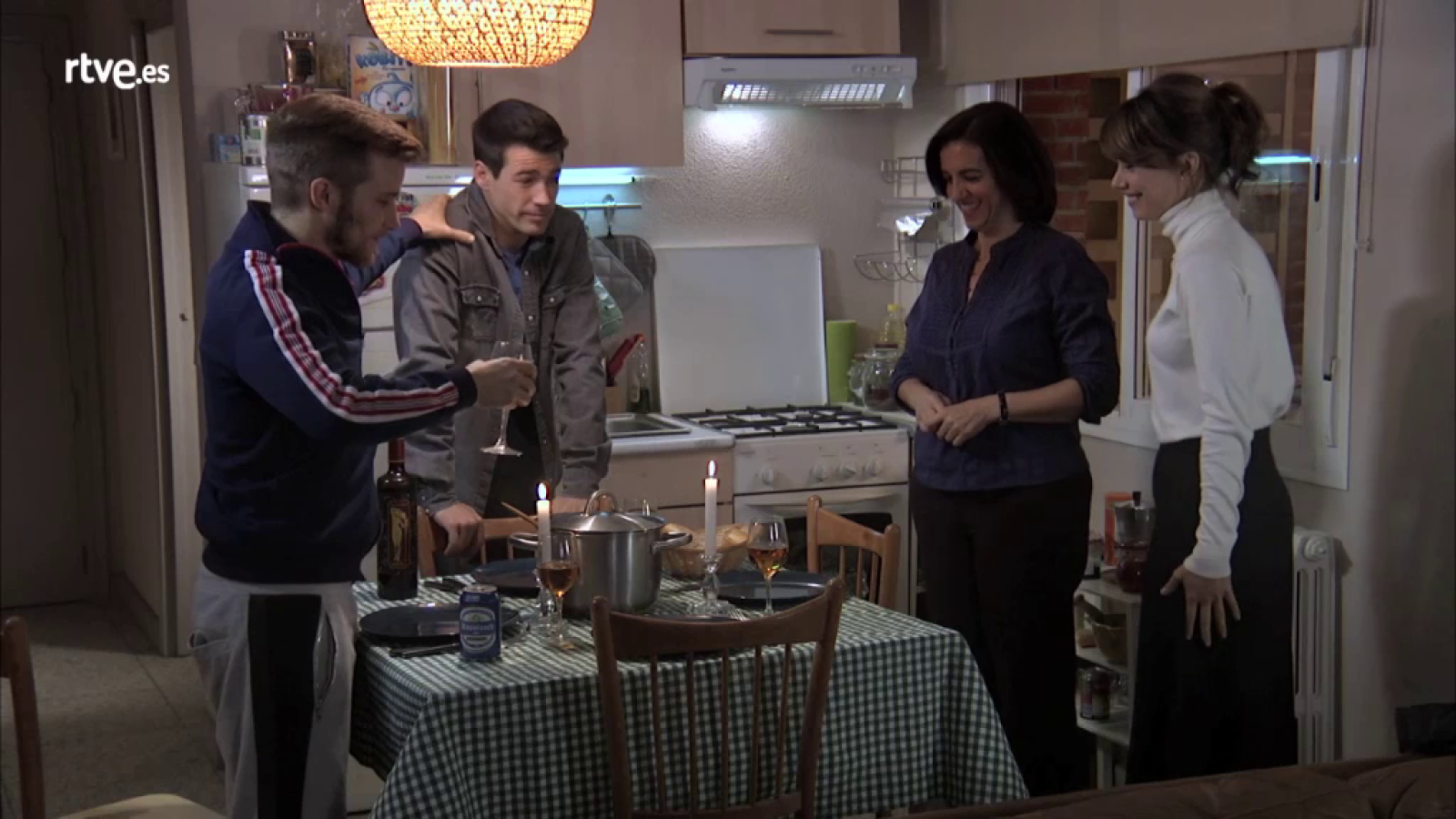 Servir y proteger - Alicia conoce a Felisa, la madre de Rober