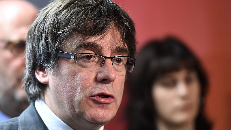 Puigdemont ofrece a Rajoy una reuni�n fuera de Espa�a