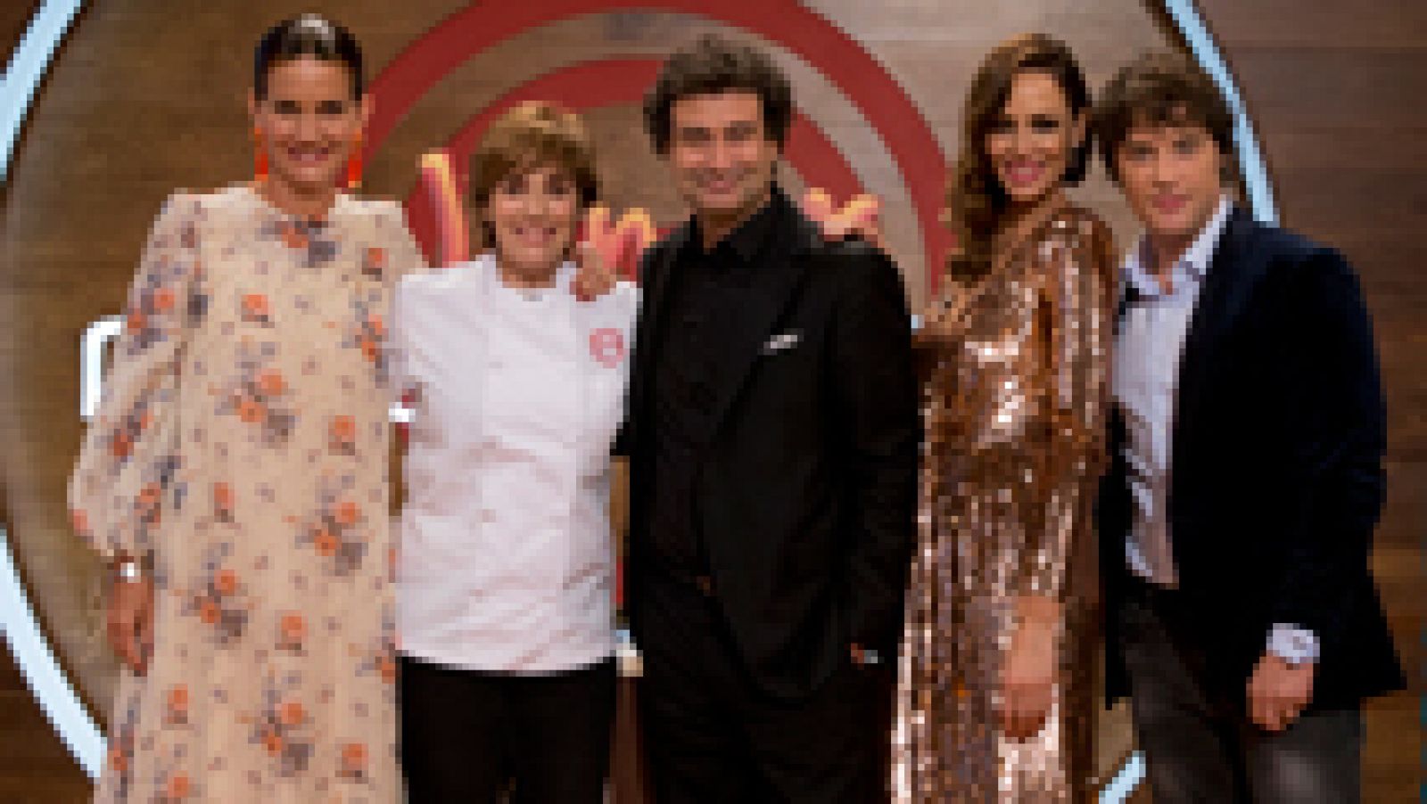 MasterChef Junior 5 - Anabel Alonso se coloca la chaquetilla