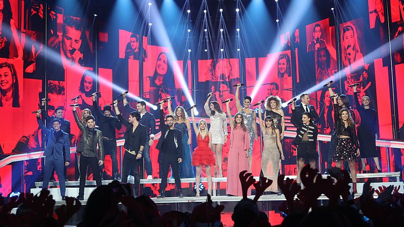 Operación Triunfo - Los concursantes de OT1 y OT 2017 cantan "Mi música es tu voz" en la Gala de Navidad de OT