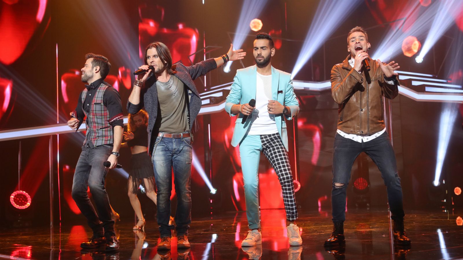 Operación Triunfo - Ricky, Juan Antonio, Javián y Alex cantan "Corazón espinado" en la Gala de Navidad de OT