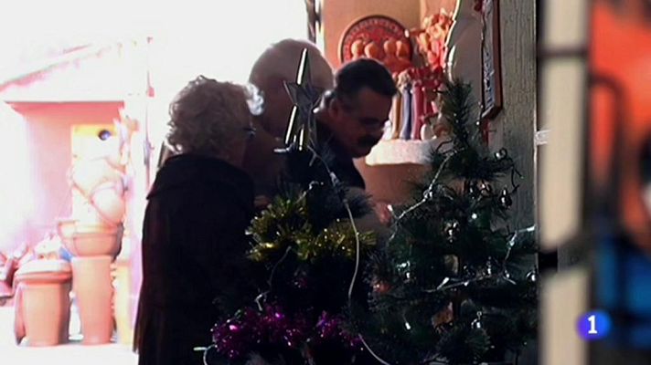 Telediario 1 - Ahmed crea figuras en las que las distintas religiones se abrazan en hermandad