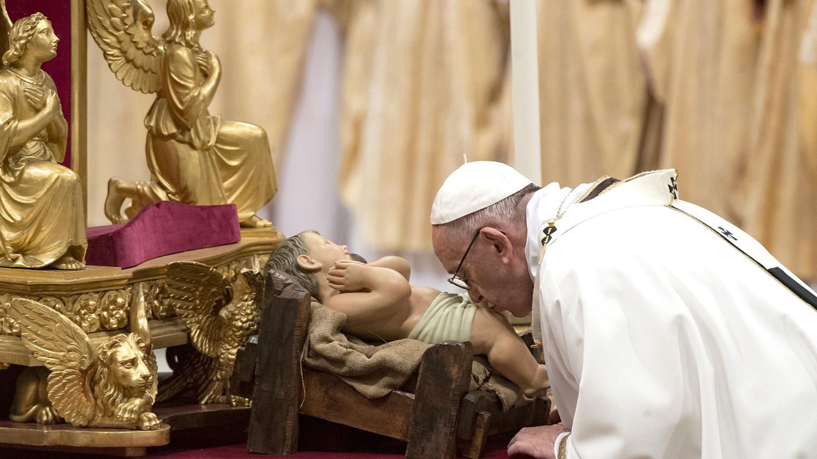 El papa recuerda en la misa del Gallo a los refugiados que huyen "de los Herodes de turno"