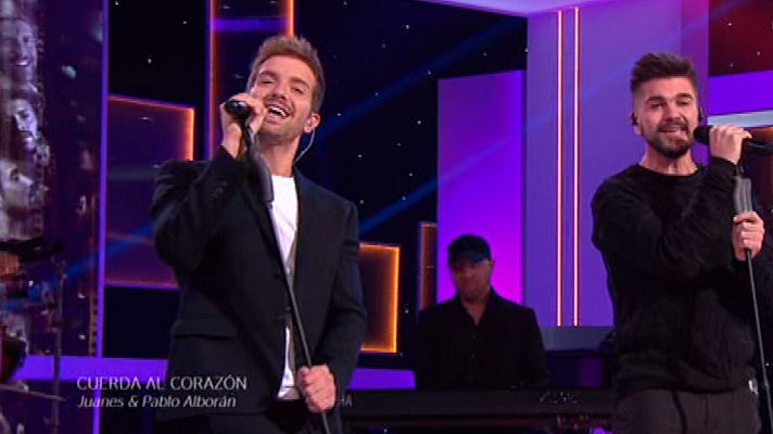 Especiales de Navidad - Juanes y Pablo Alborán cantan "Cuerda al corazón"